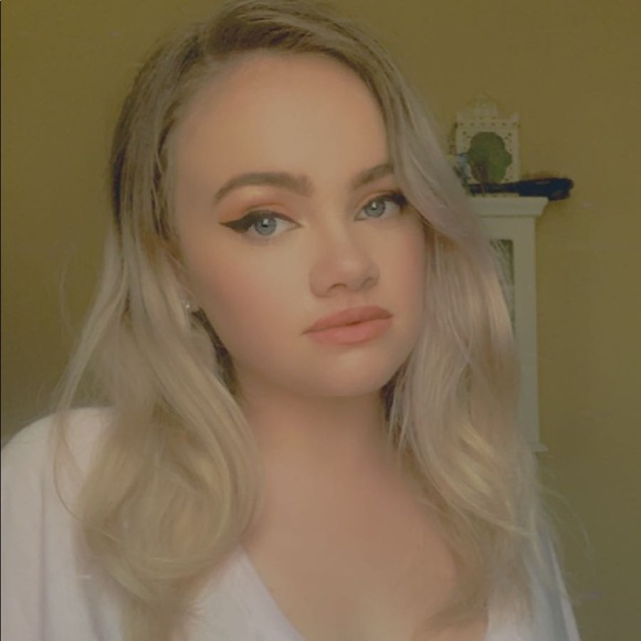 Meet your Posher, Emily 💕 - Picture 1 of 3